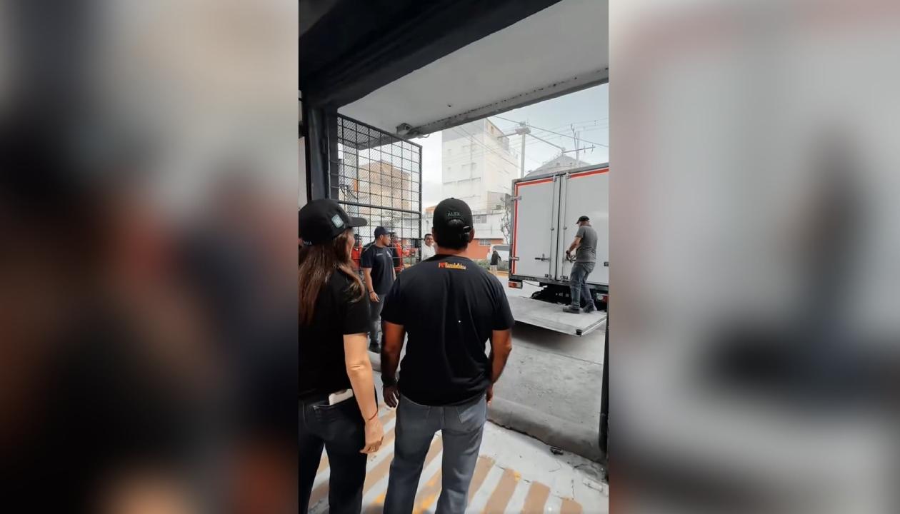 Alejandro Char y Katia Nule despachan el camión con la ayuda humanitaria a Venezuela.