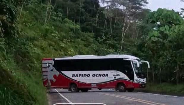 Bus bloqueando vía en el Chocó.