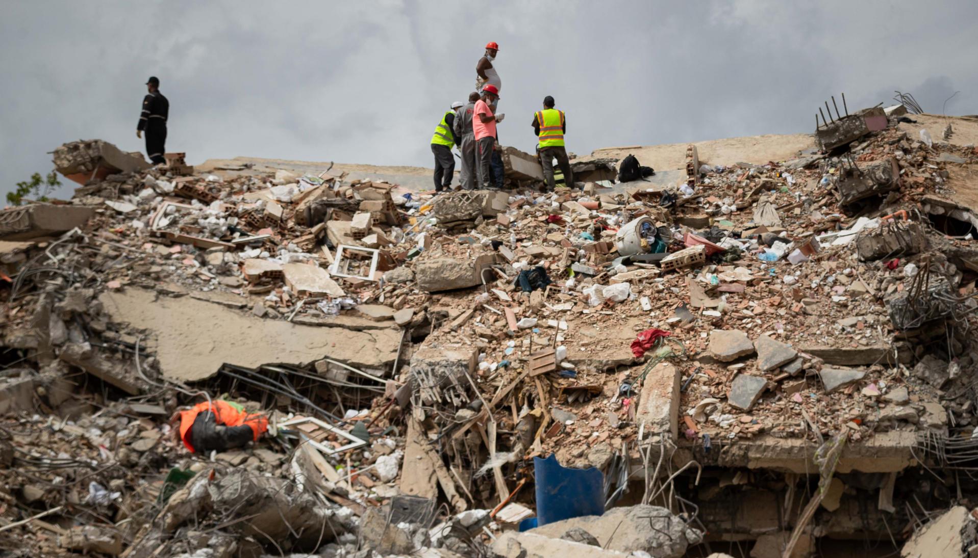 Voluntarios y rescatistas trabajan en un edificio derrumbado por el doble terremoto en Catia La Mar, en Venezuela. 