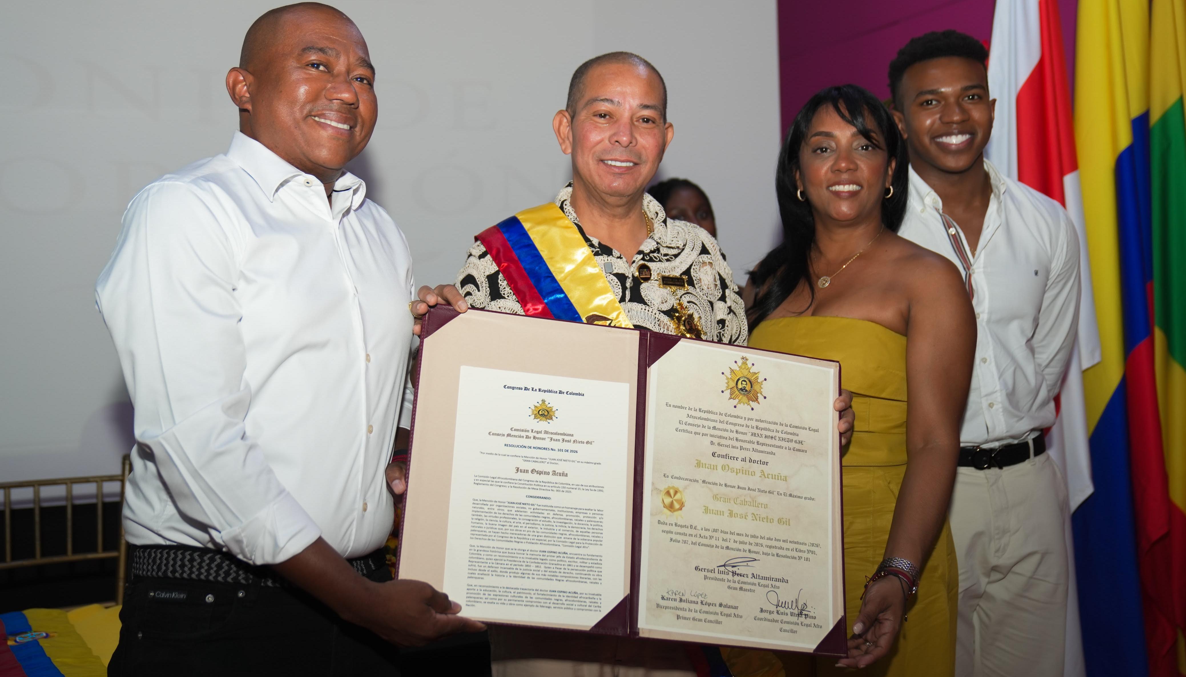 Juan Carlos Ospino, director de Carnaval de Barranquilla recibió el reconocimiento por parte del congresista Gersel Pérez. 