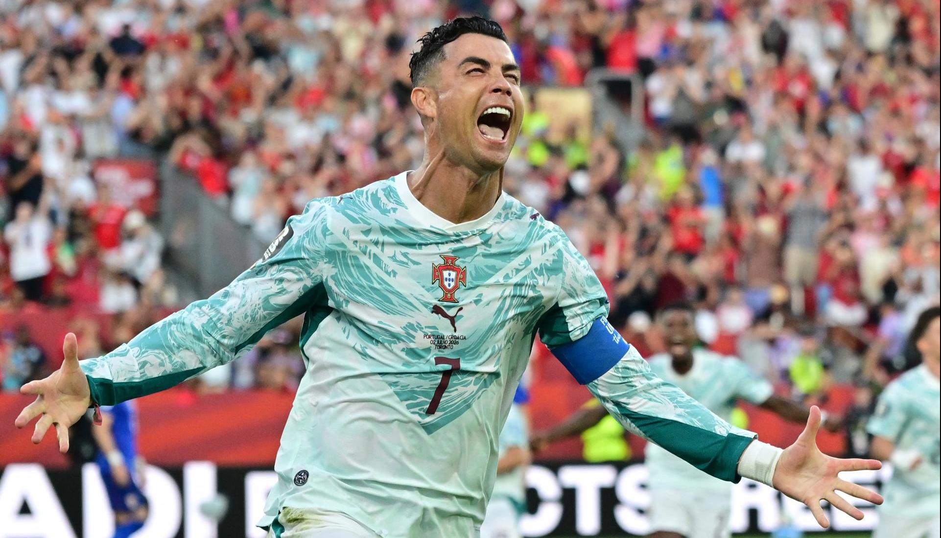 Cristiano Ronaldo, de Portugal, celebra tras marcar el primer gol