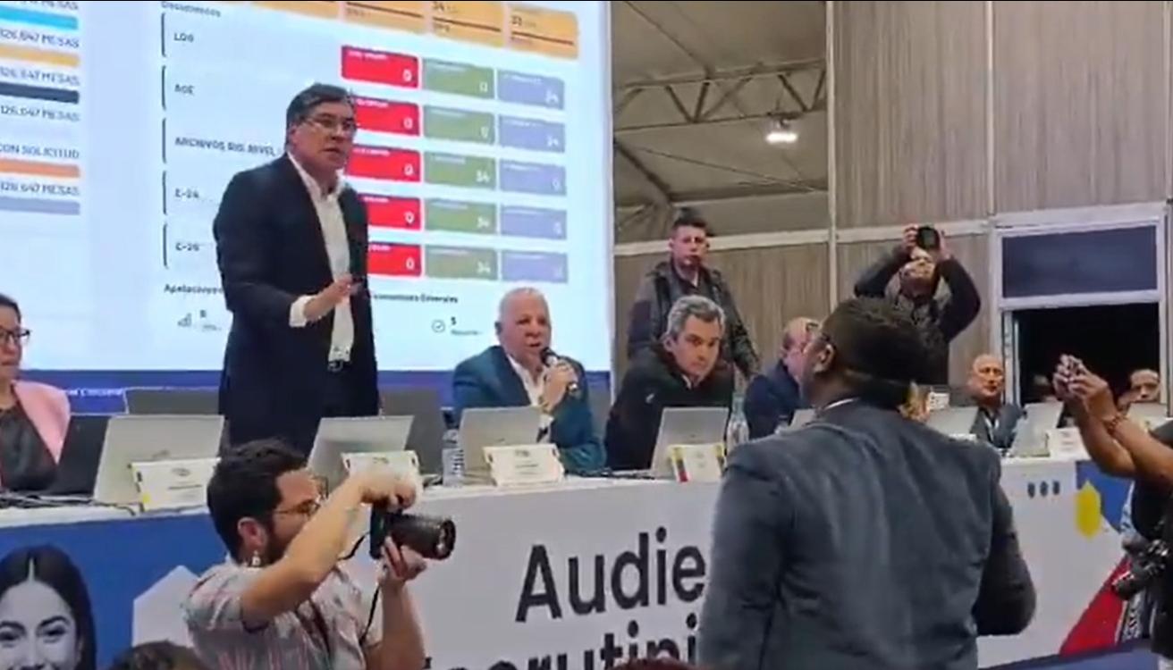 Cruce entre el magistrado Álvaro Hernán Prada y Oscar Benavides, del Movimiento Libres.