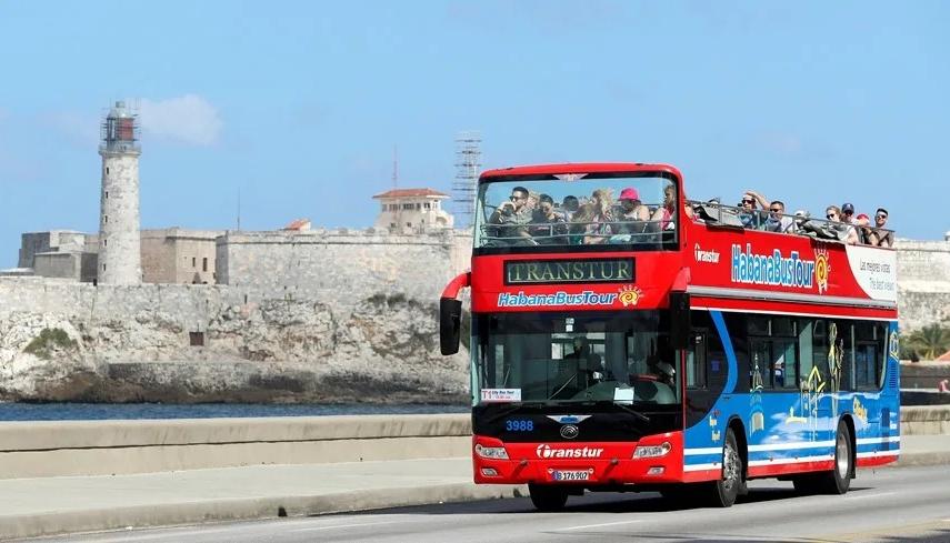 Bus turístico recorre el Malecón de La Habana. 