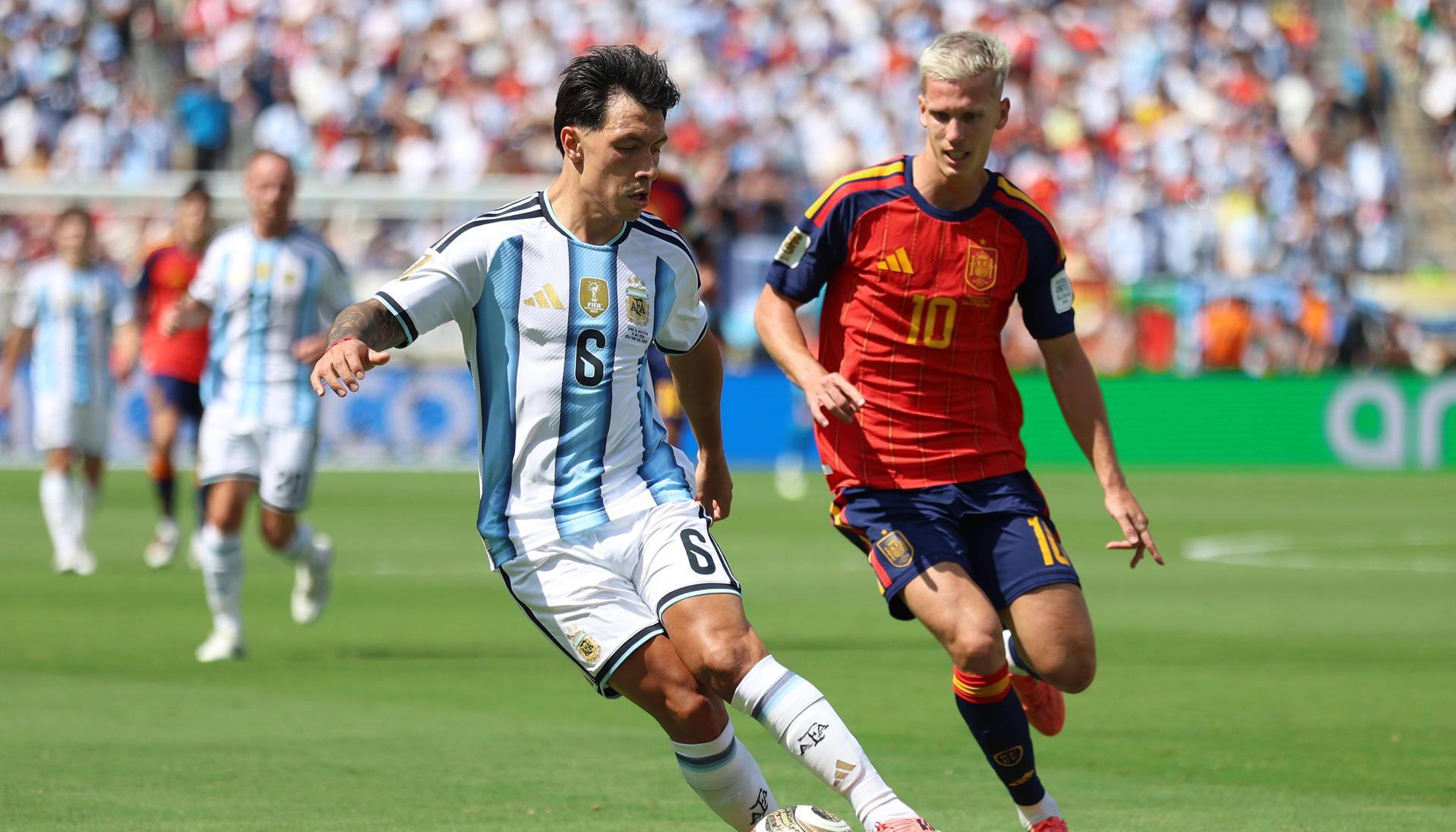 Dani Olmo de España disputa el balón con Lisandro Martínez.