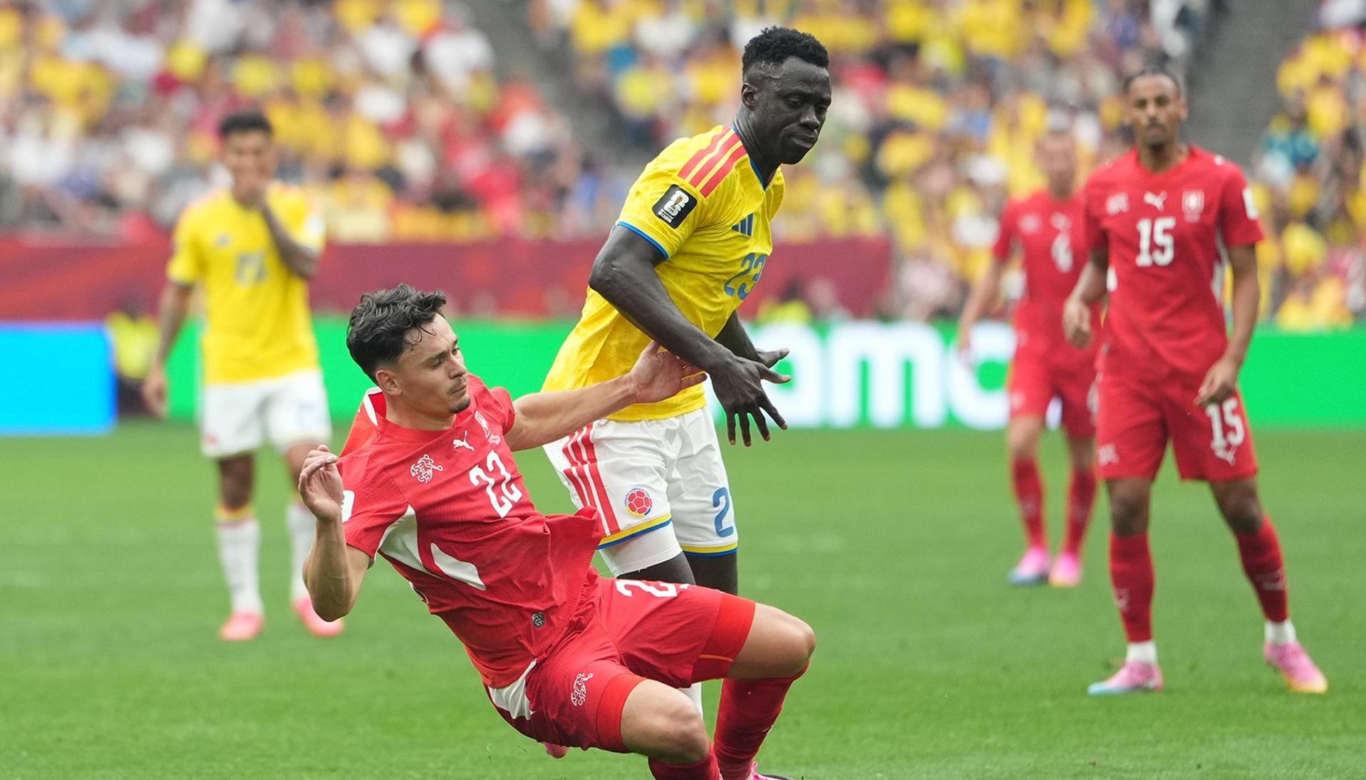 Davinson Sánchez  en una jugada del partido.