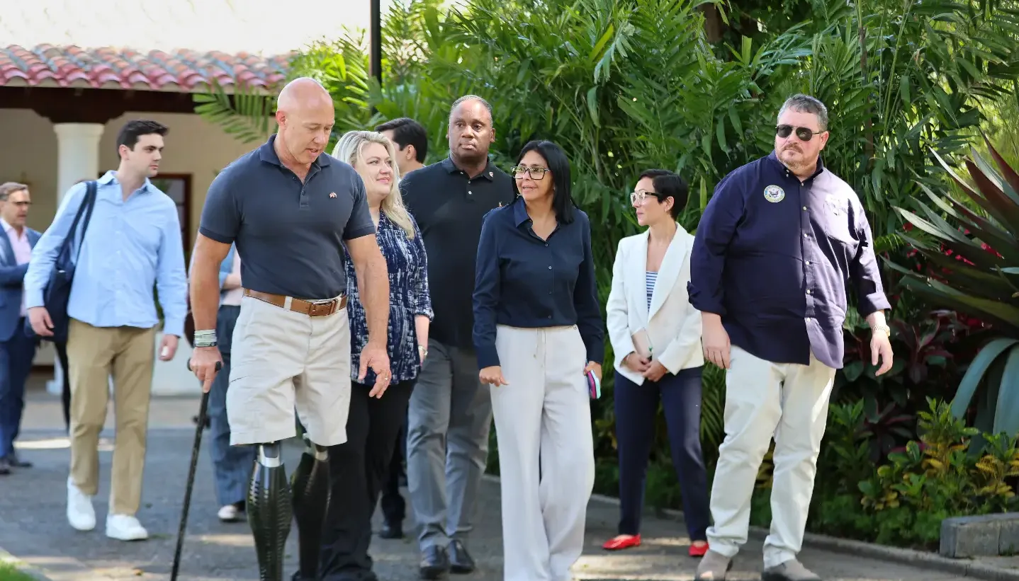 La presidenta encargada, Delcy Rodríguez junto a los miembros de la delegación de EE.UU.