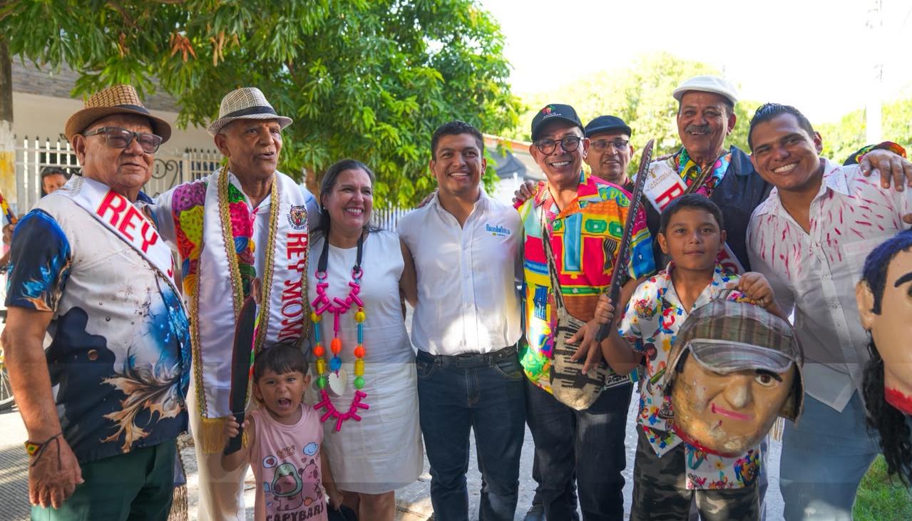 Directivos de Carnaval de Barranquilla, funcionarios y hacedores durante la inauguración de los 'Puntos de memoria'.