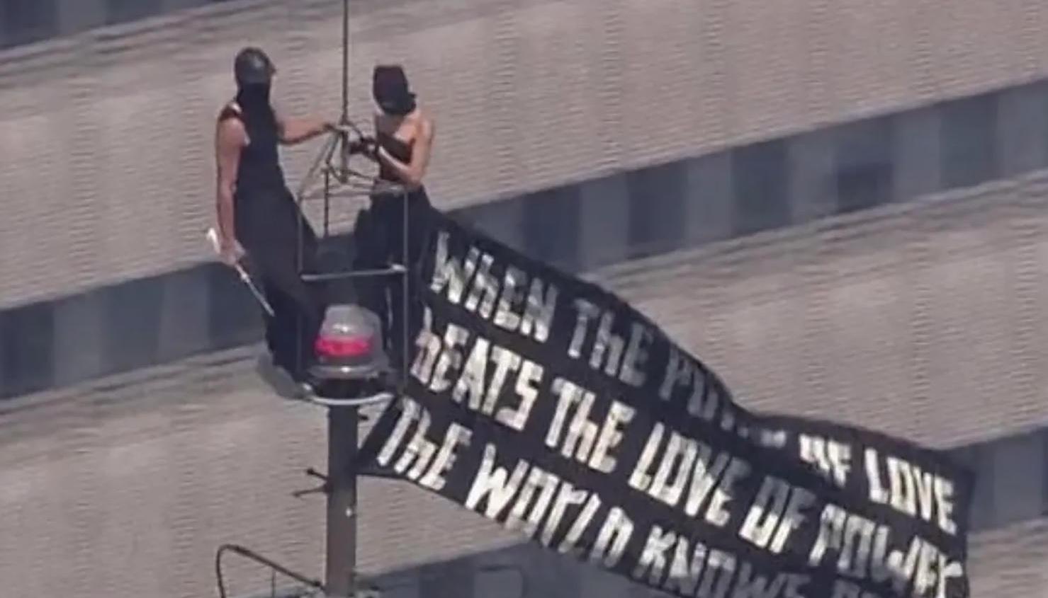Dos personas que subieron sin permiso a la antena de la cima del Empire State Building.