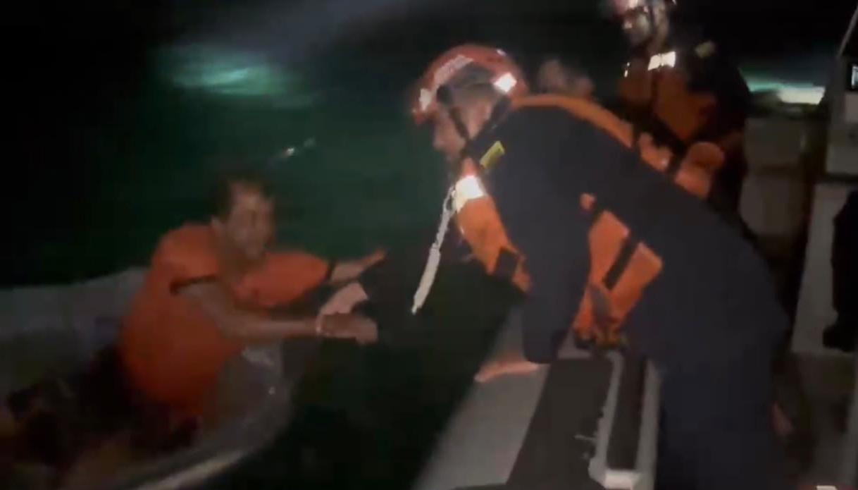 Momento en el que fueron rescatados dos los pescadores en San Andrés.