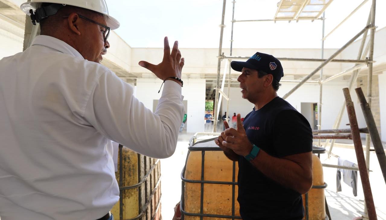 El alcalde Alejandro Char visitando obra de la estación de Caribe Verde.