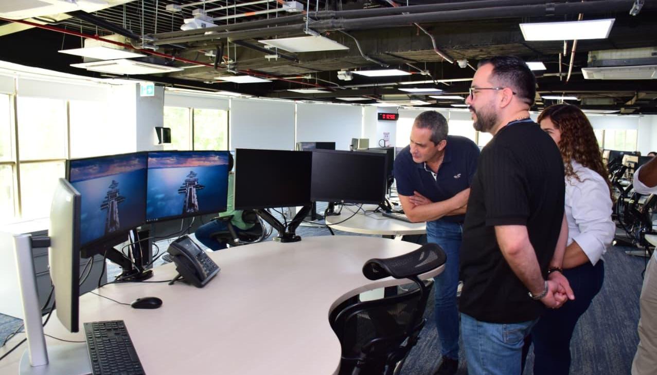 Edwin Palma, ministro de Minas y Energía, observando los trabajos en SPEC.