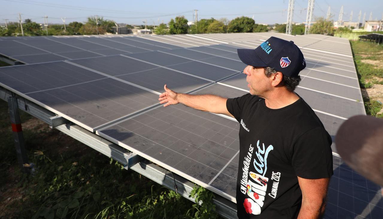 El alcalde Alejandro Char en la Comunidad Energética.