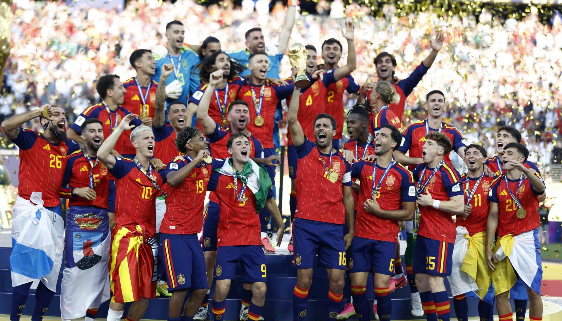 El capitán Rodri con el trofeo de la Copa del Mundo.