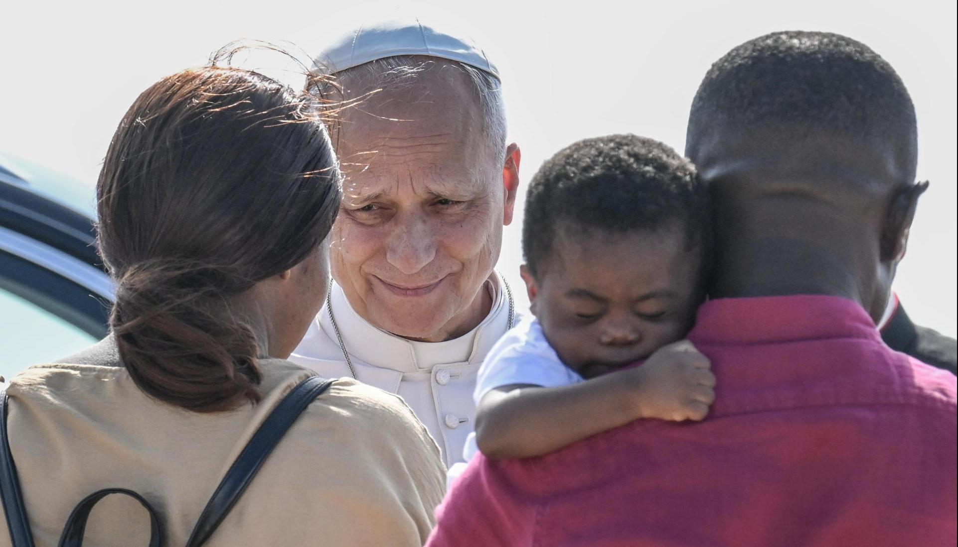El Papa León XIV se reúne con personas de bajos recursos y migrantes.