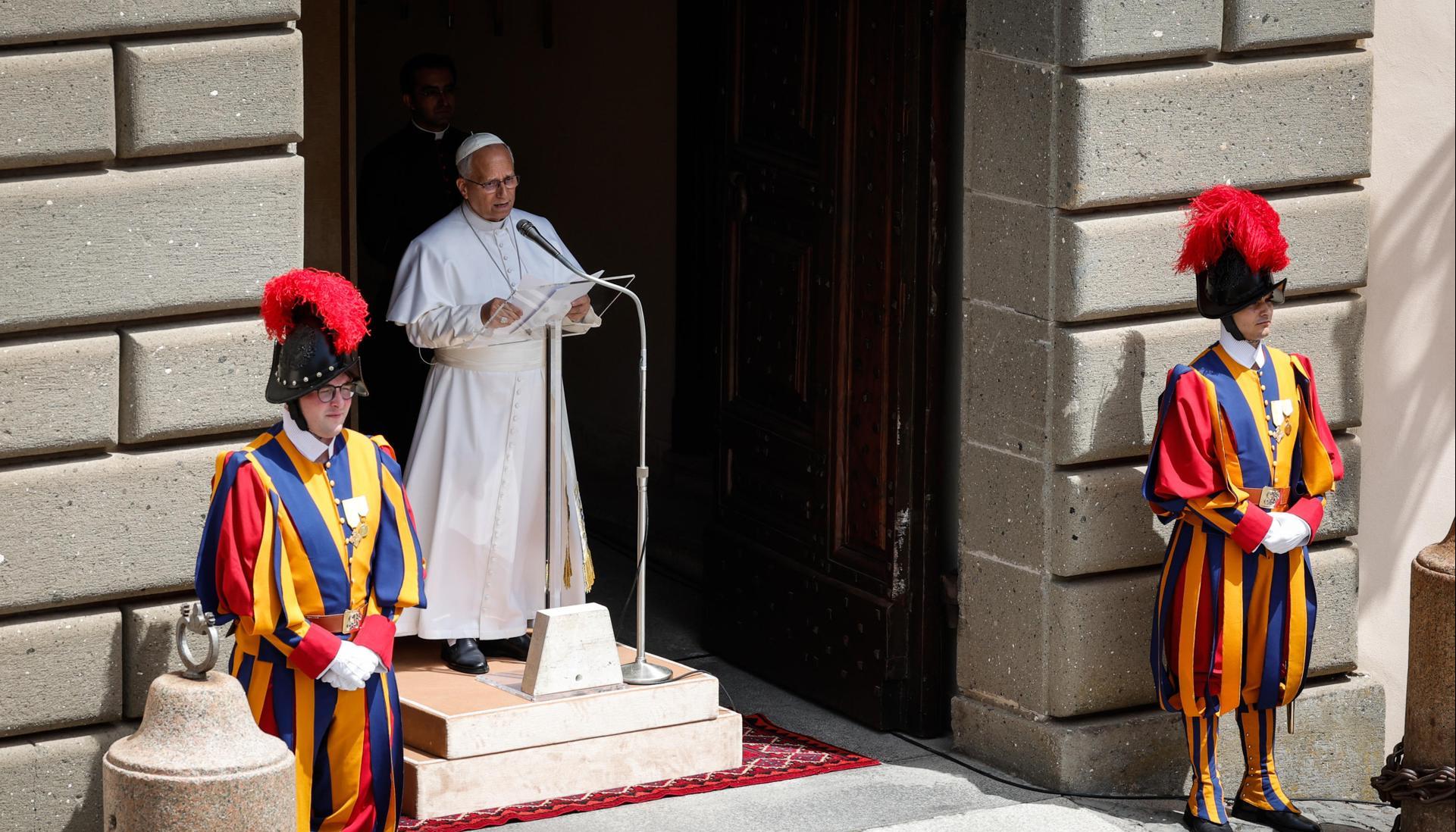 El Papa durante del rezo del Ángelus este domingo en Castel Gandolfo.
