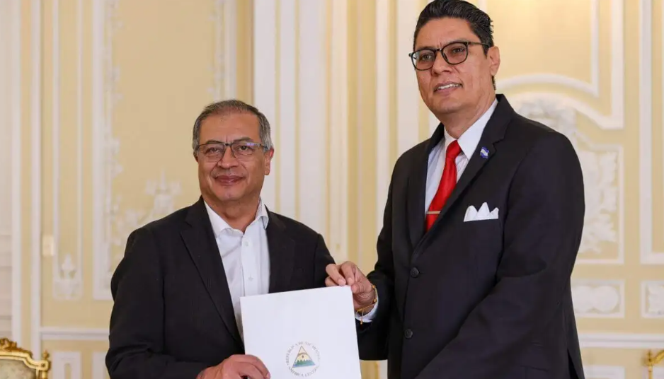 El Presidente Gustavo Petro junto al exembajador de Nicaragua en Colombia, Harold Delgado.