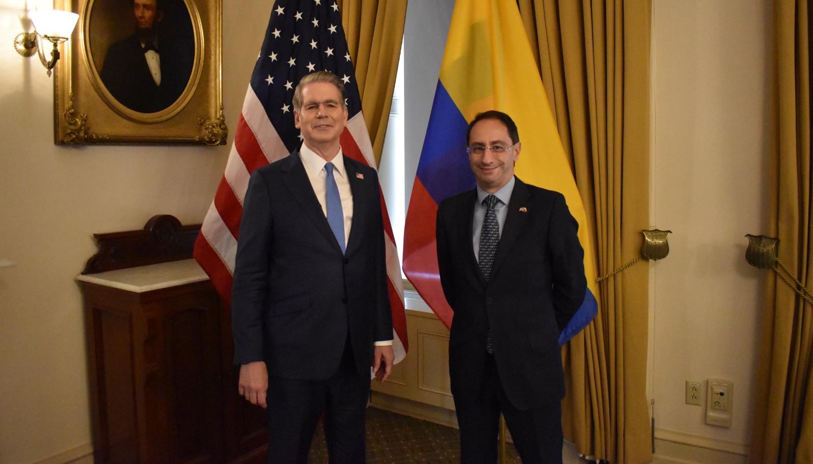 El secretario del Tesoro de Estados Unidos, Scott Bessent junto al vicepresidente electo, José Manuel Restrepo.