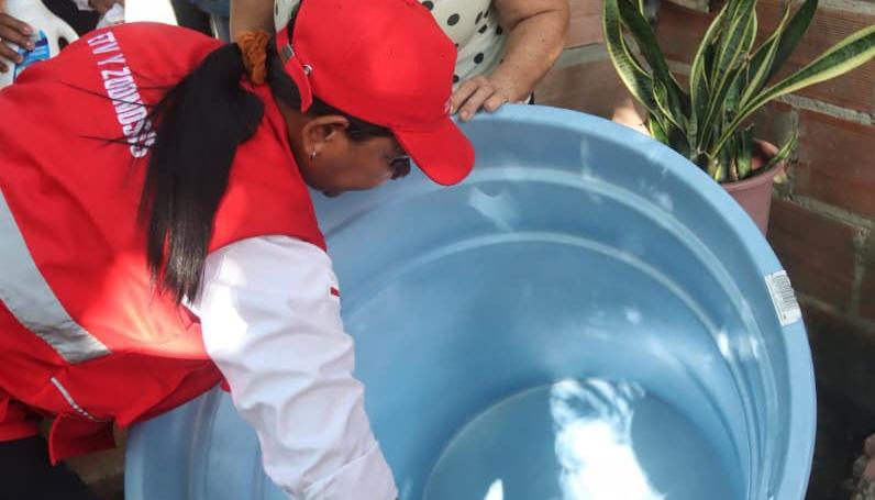La eliminación de criaderos de mosquito permite reducir riesgos de contraer el dengue. 