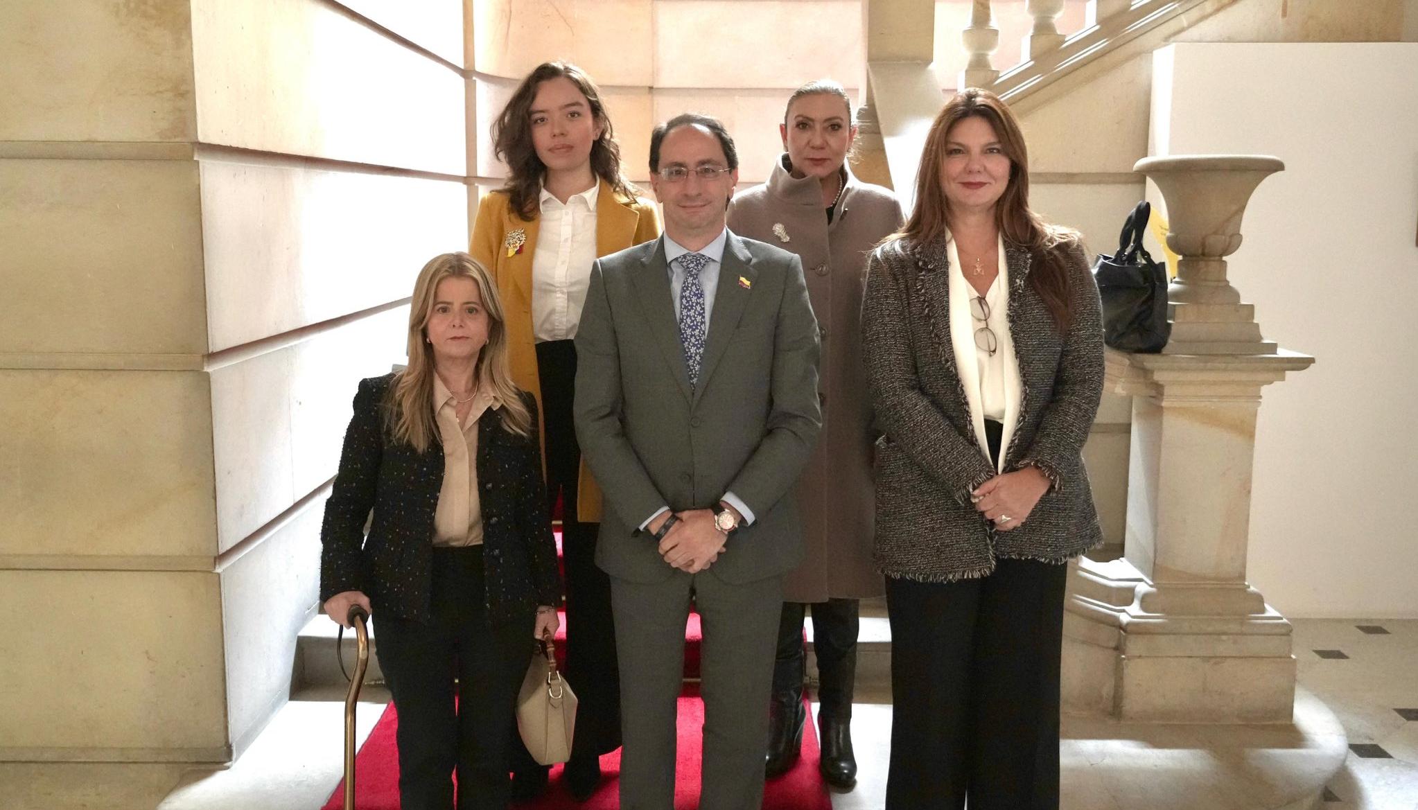 Elsa Noguera con el equipo de Comisión de Empalme de Abelardo De La Espriella.