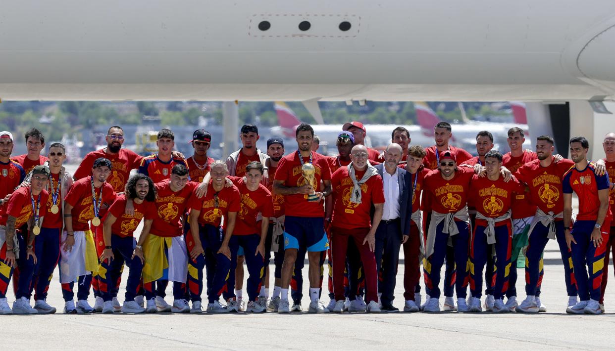 Los jugadores de España y el cuerpo técnico.