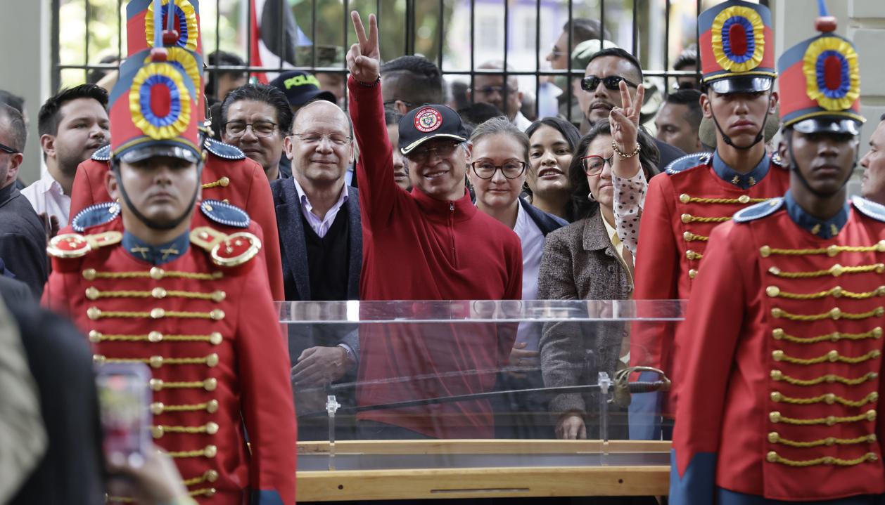 Momento de la llegada de la espada a la Casa Museo Quinta de Bolívar.