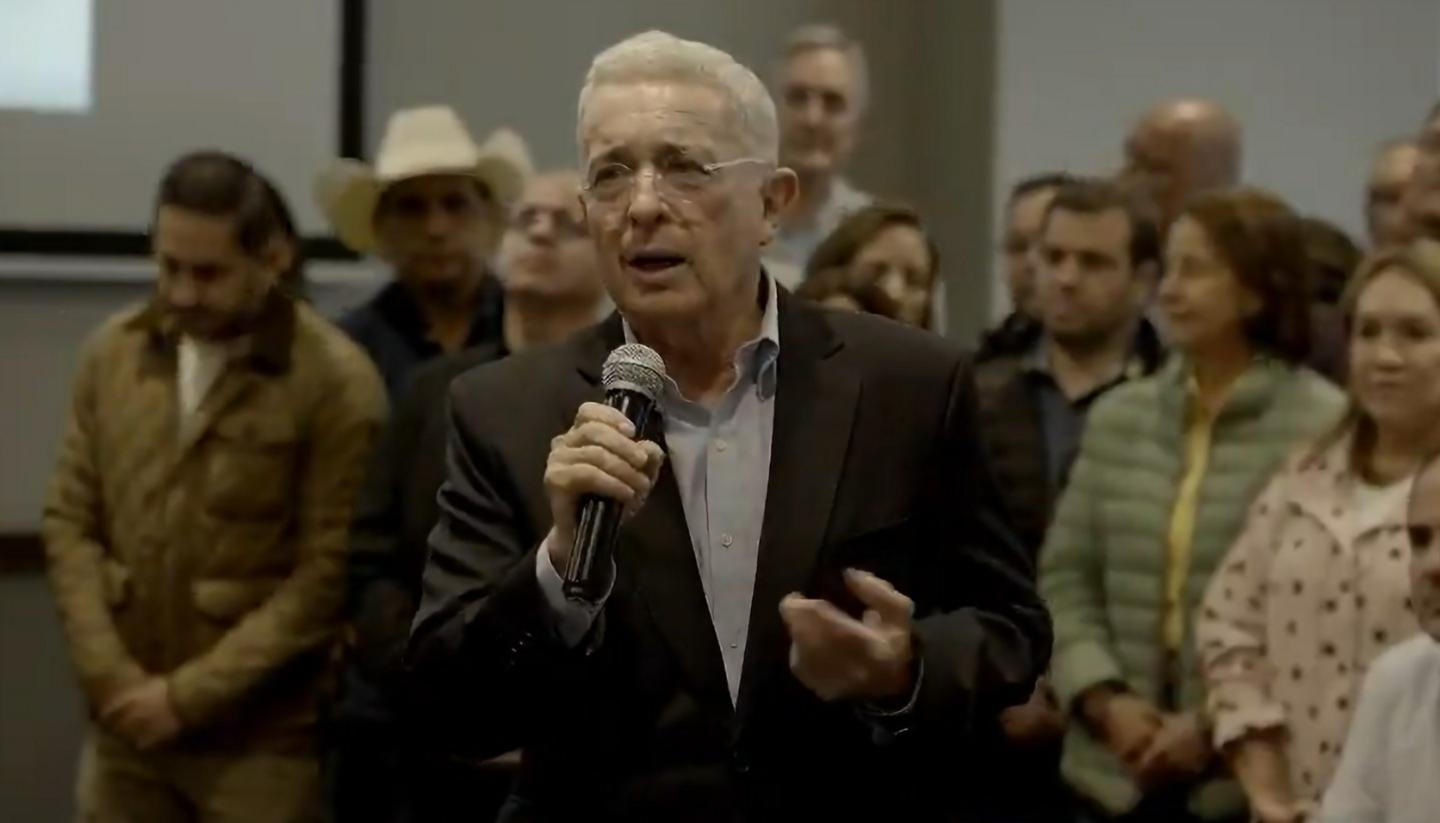 Expresidente Uribe durante su intervención en la rueda de prensa de la bancada del Centro Democrático.