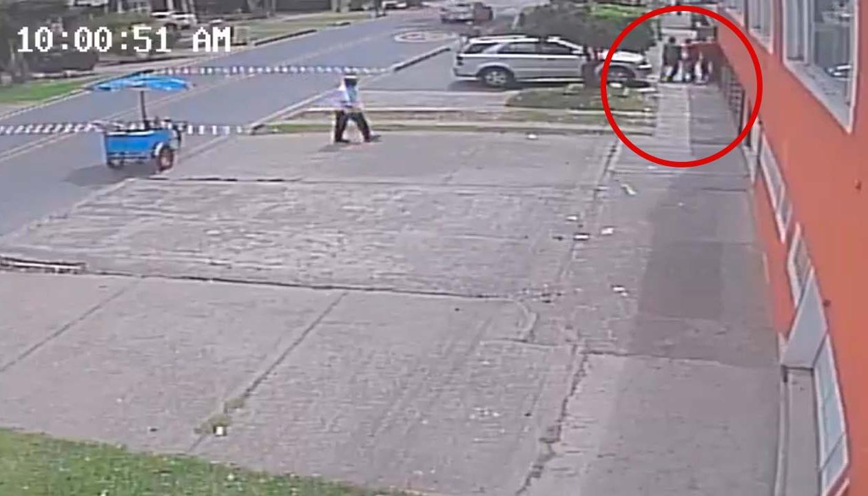 Escena donde trasladan a la mujer a un vehículo. 