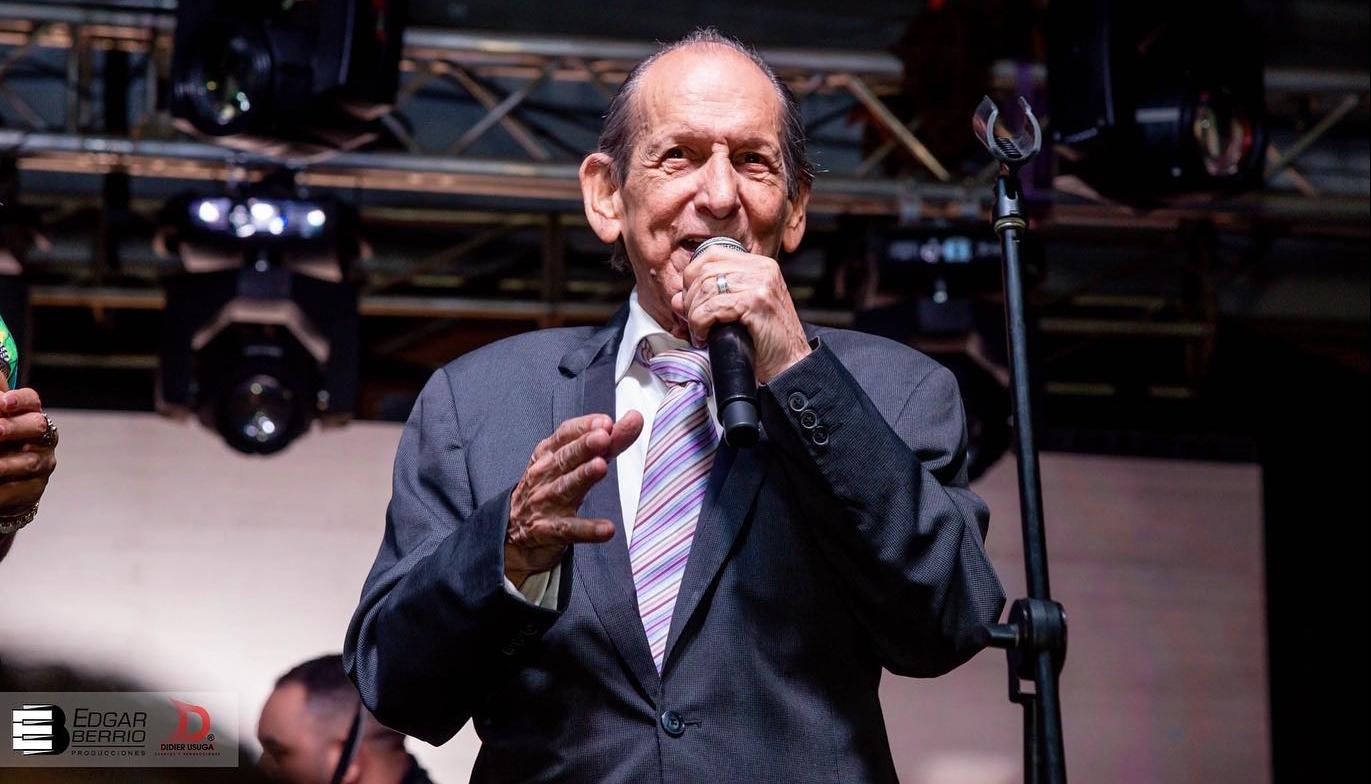 Perucho Navarro durante su concierto en la Feria de las Flores de Medellín, en 2023.