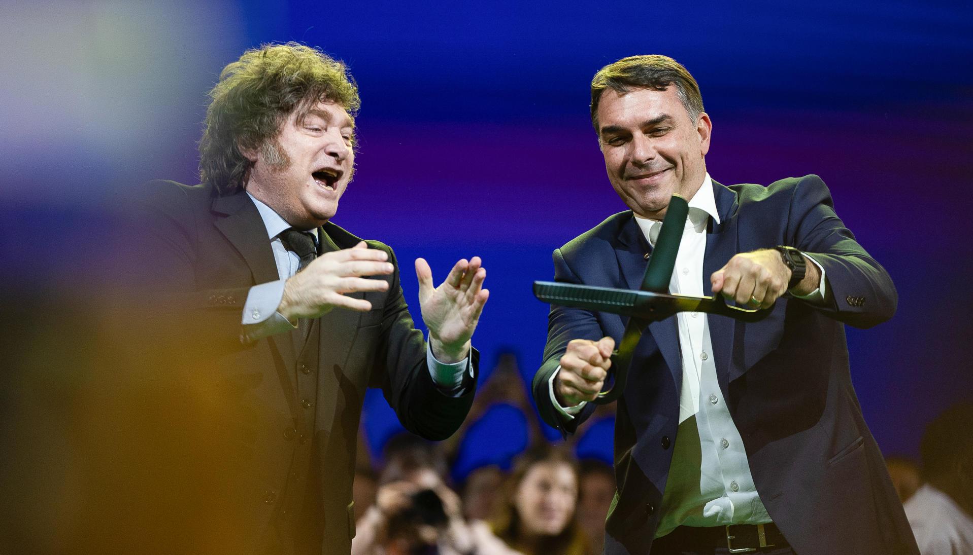 Flávio Bolsonaro y Javier Milei, durante la convención nacional del Partido Liberal de Brasil. 