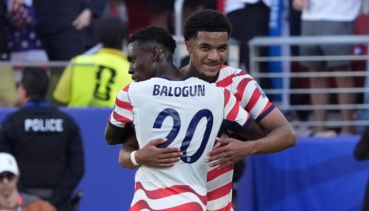 Folarin Balogun y Malik Tillman de Estados Unidos celebran el primer gol 