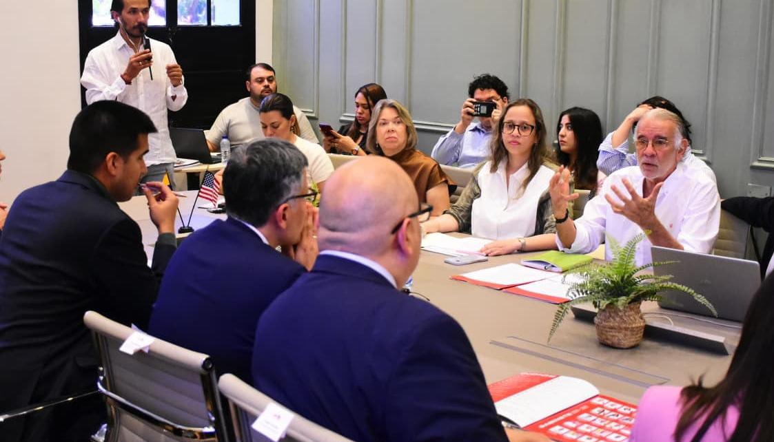 El Gobernador del Atlántico, Eduardo Verano, con los delegados del Departamento de Estado. 
