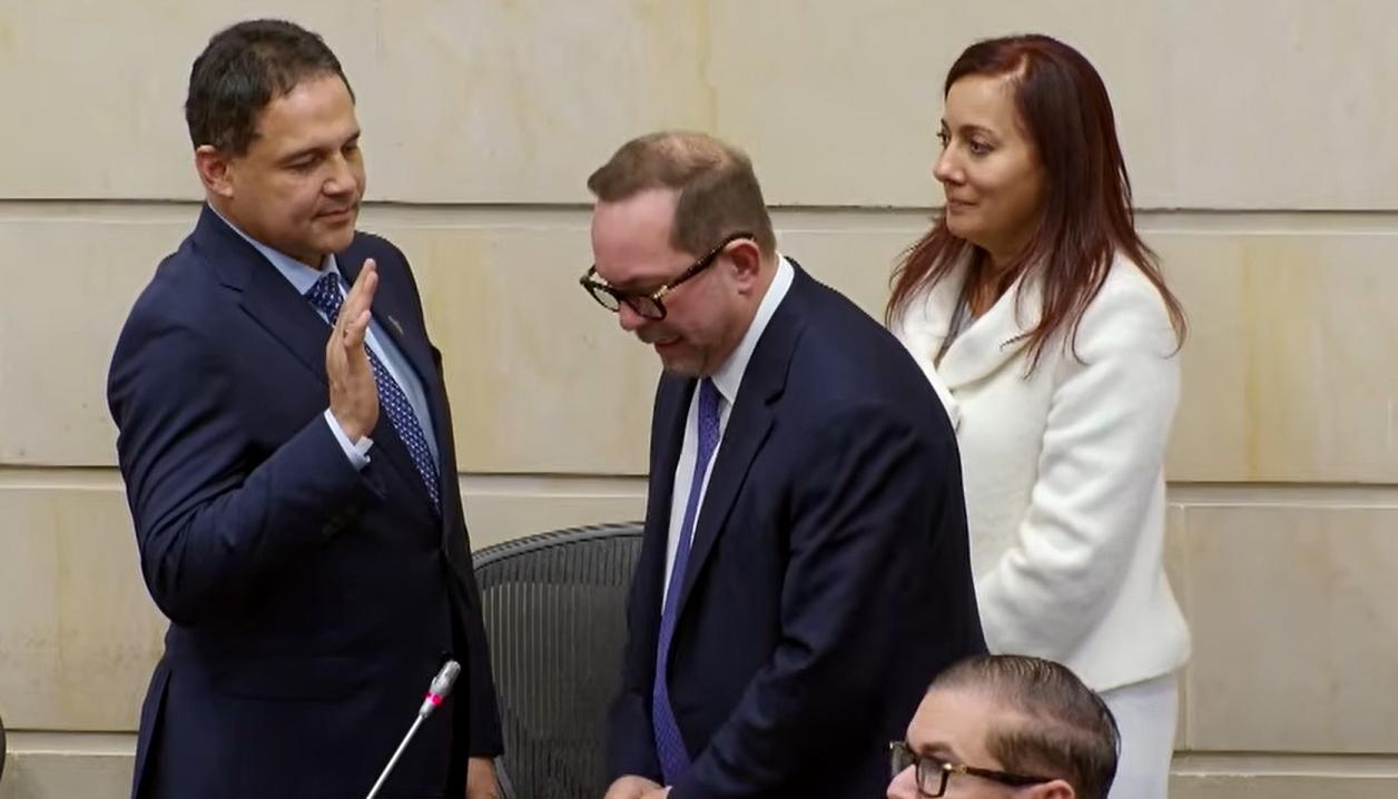 El senador Honorio Henríquez en el momento de la posesión.