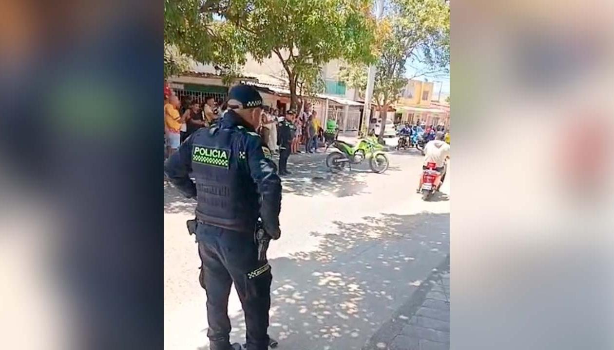 La Policía acordonó el área donde se presentó el intercambio de disparos. 