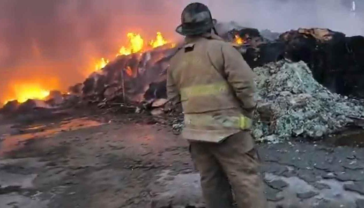 Incendio en fábrica de colchones.