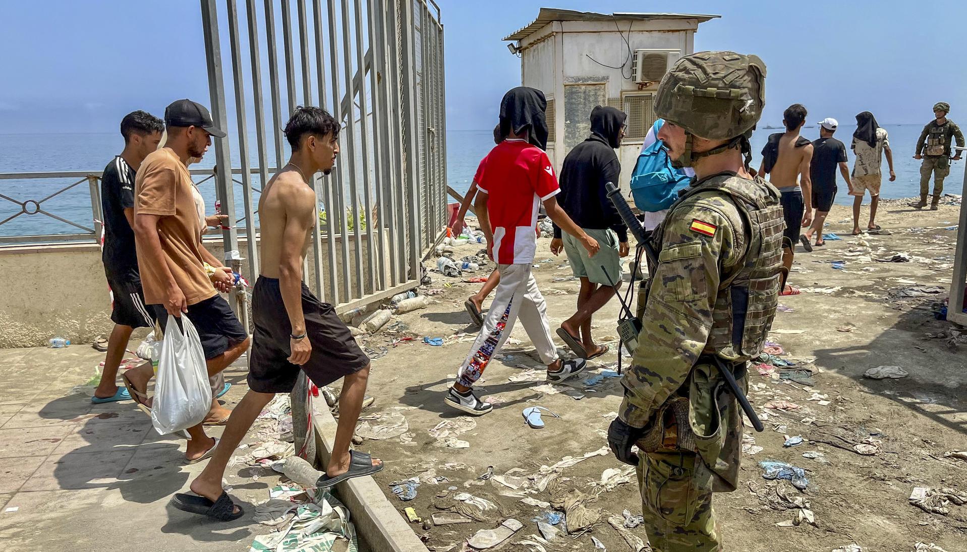 Inmigrantes regresan a pie a Marruecos.