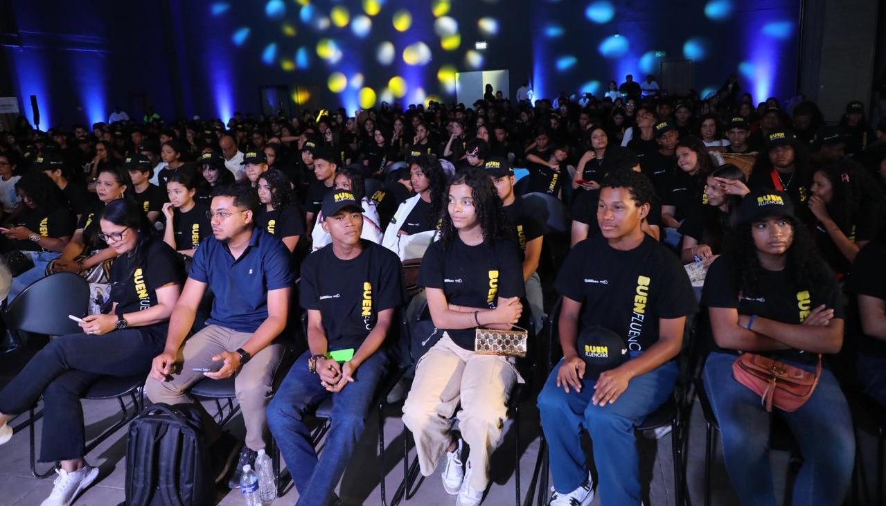 Jóvenes impactados con el programa 'Buenfluencers' del Distrito.