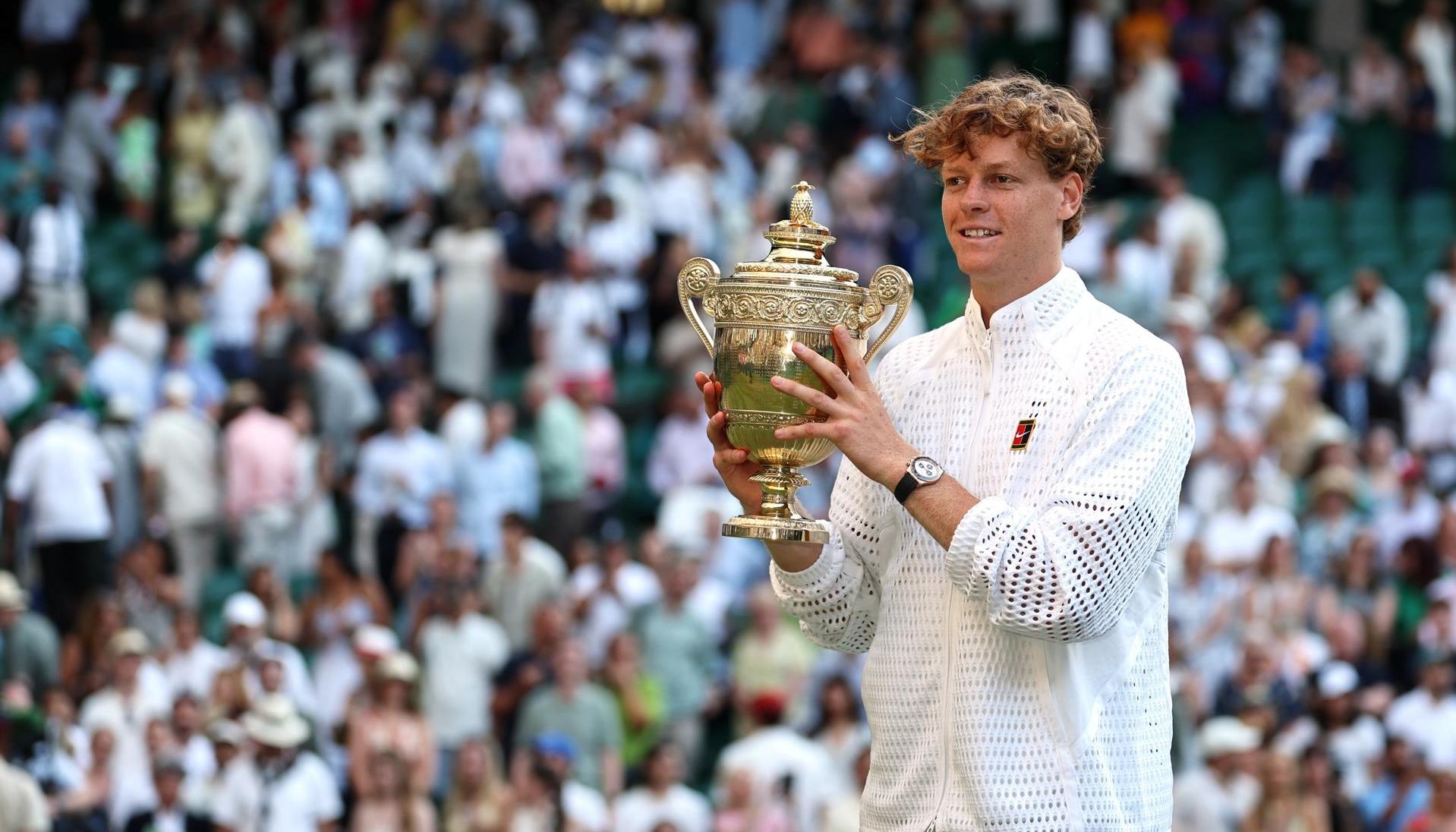 Jannik Sinner con su trofeo.