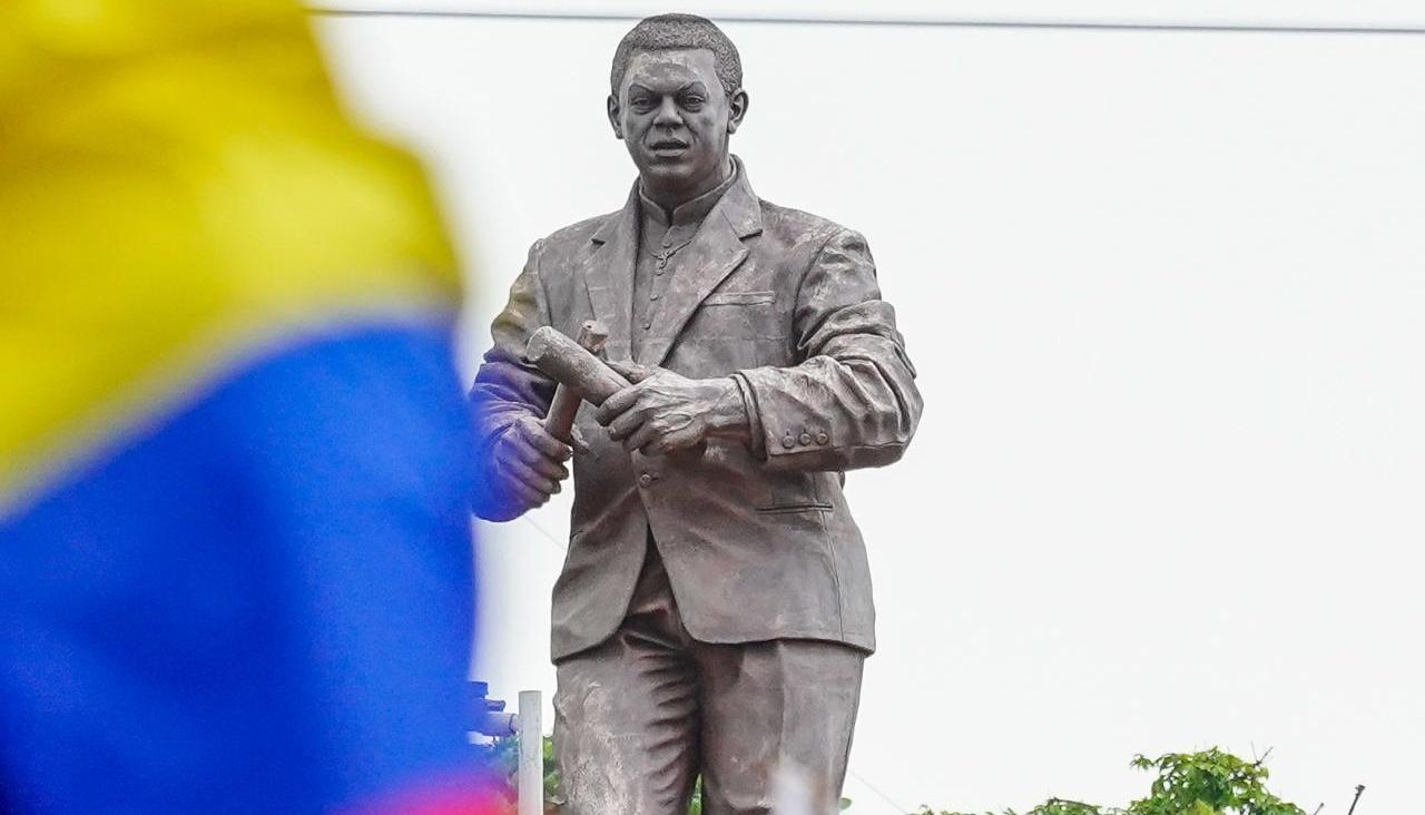 Escultura de Joe Arroyo. 