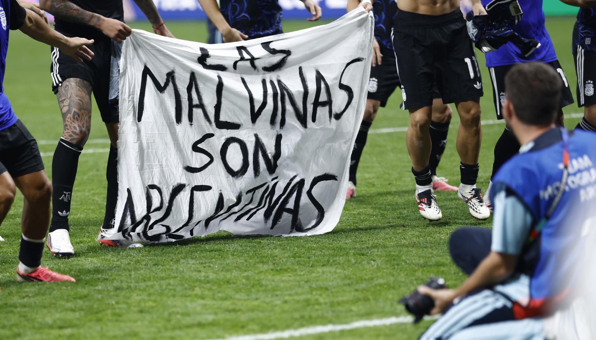 Jugadores argentinos con bandera reivindicando Las Malvinas.