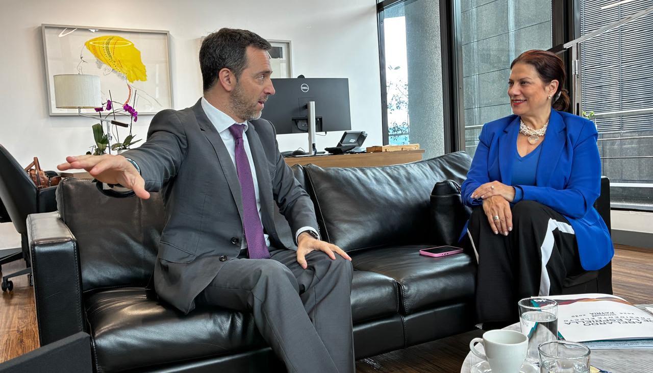 La MinTIC designada con el representante del Banco Interamericano de Desarrollo (BID) en Colombia.
