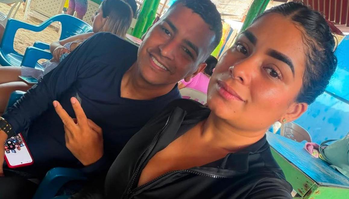 Carlos Andrés Hernández con su esposo Sara Milena Echeverría Alcendra. 