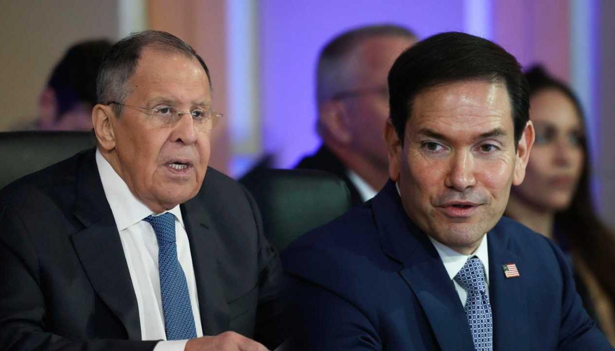 El ministro de Exteriores de Rusia, Serguéi Lavrov, y el secretario de Estado de EE.UU., Marco Rubio.