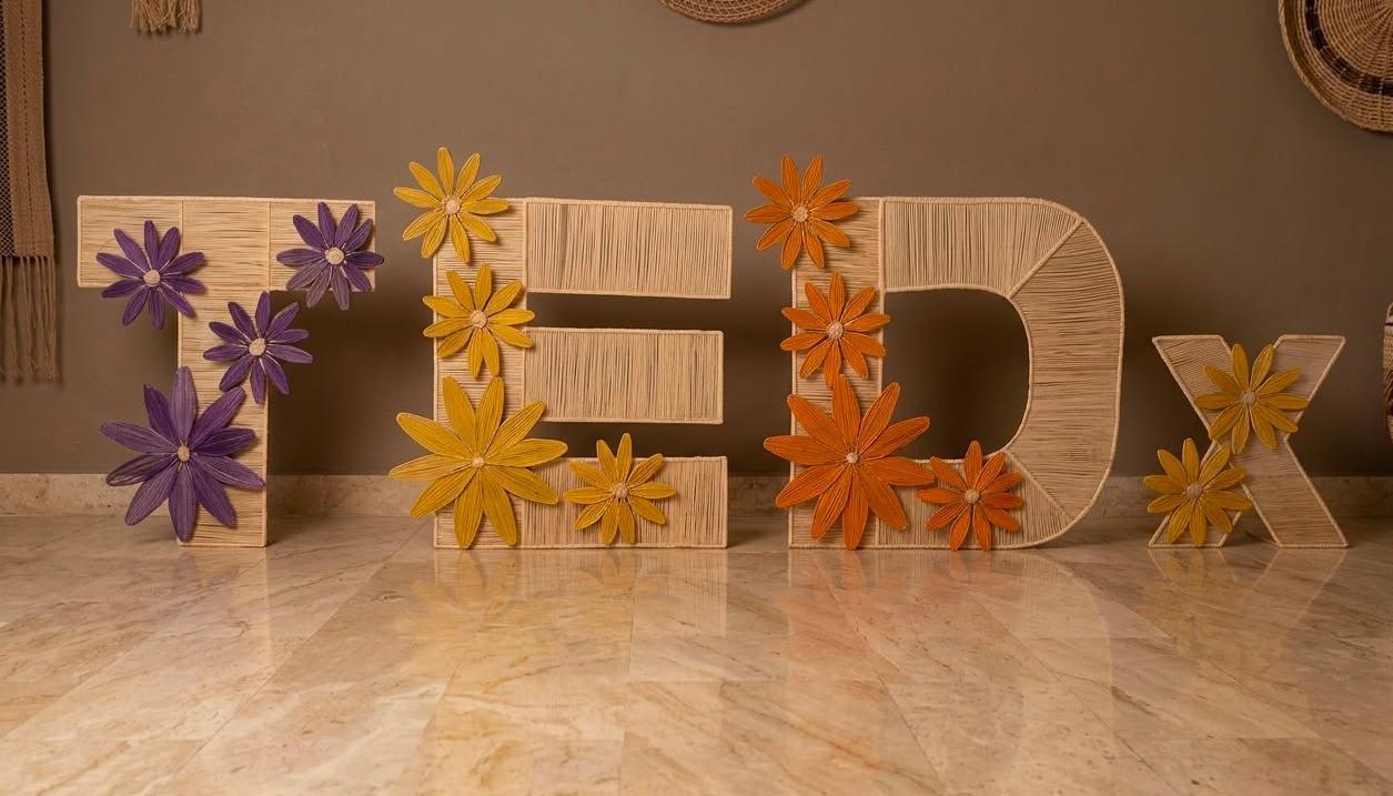 Logo de TEDxBarranquilla en palma de iraca
