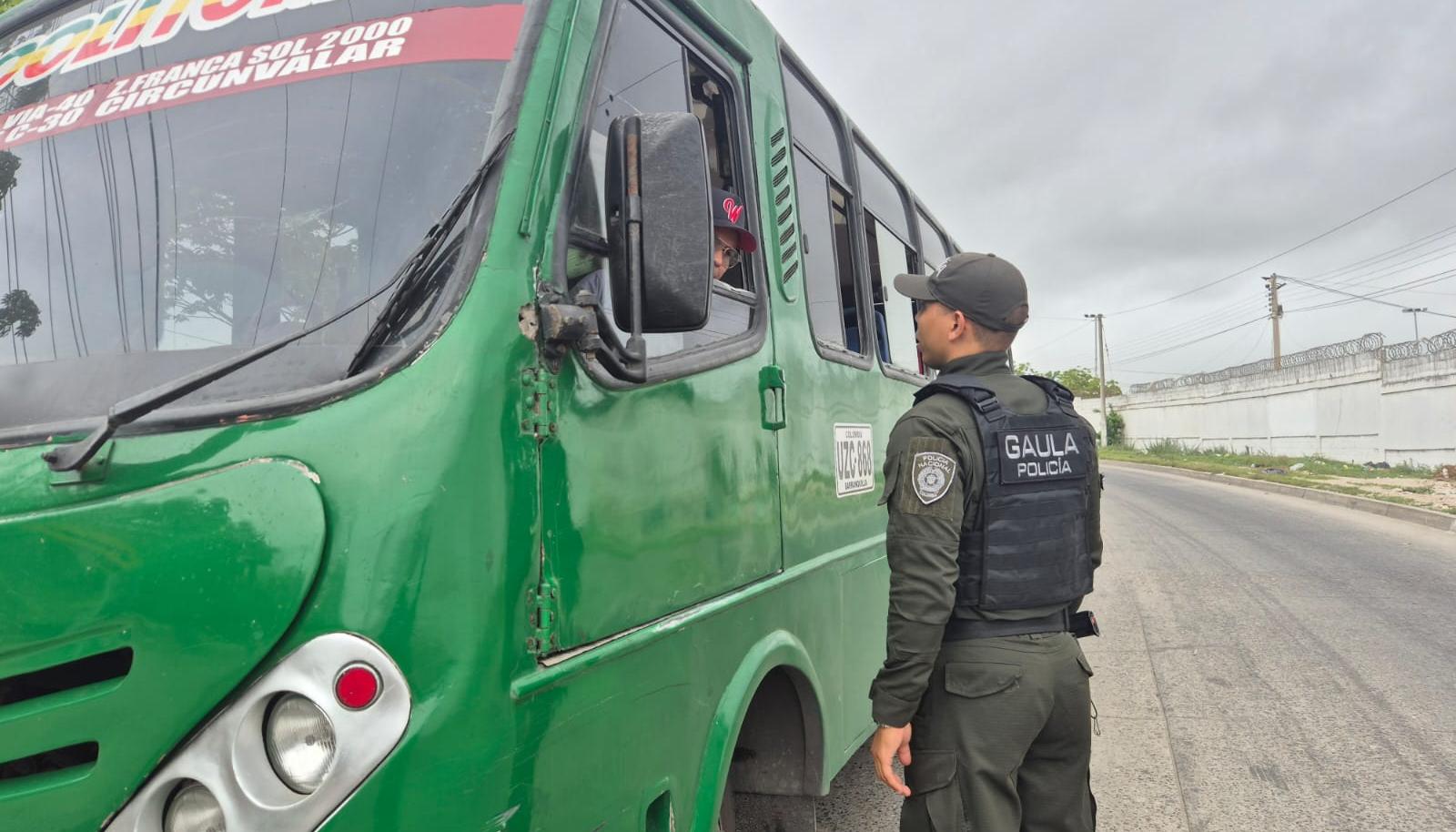 Los uniformados entregan recomendaciones de autoprotección a transportadores y comerciantes. 