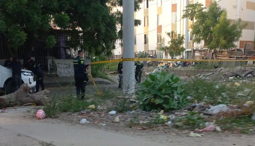 La Policía acordonó el área donde fue hallado el cuerpo. 