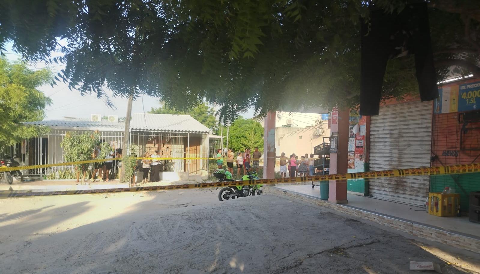 La Policía acordonó el área donde se presentó el crimen. 