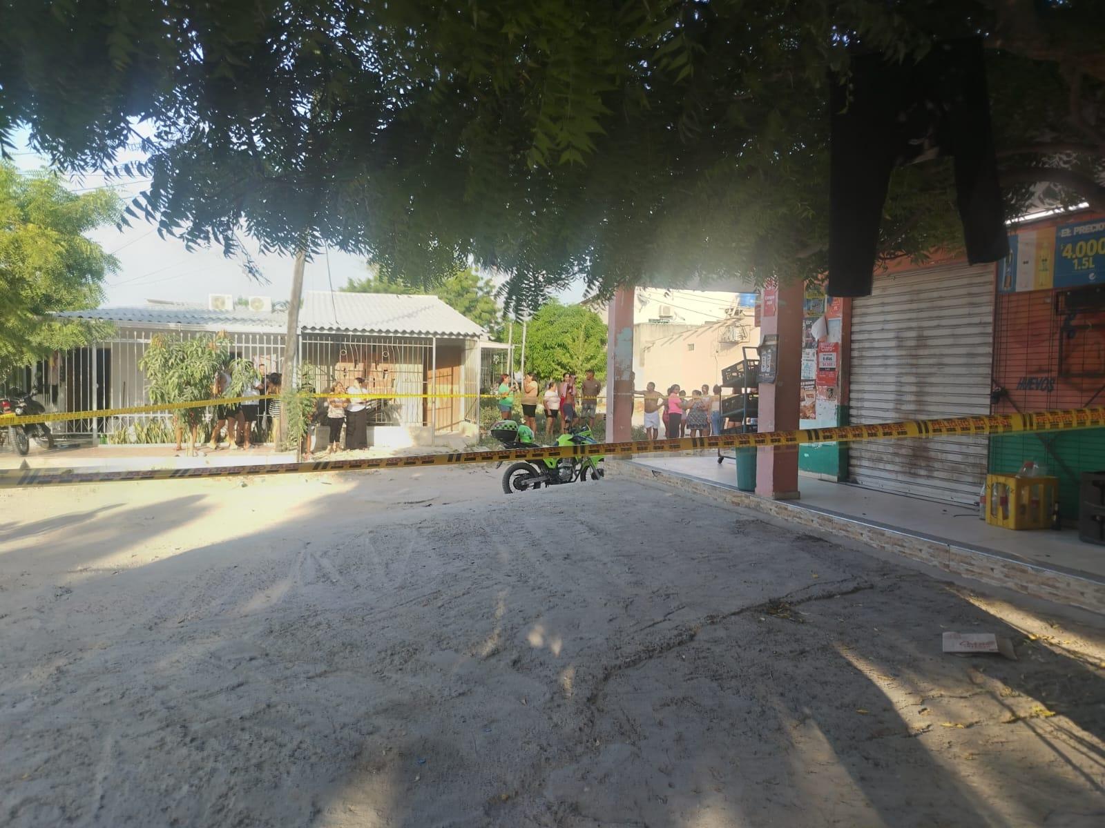 La Policía acordonó el área donde se presentó el crimen. 