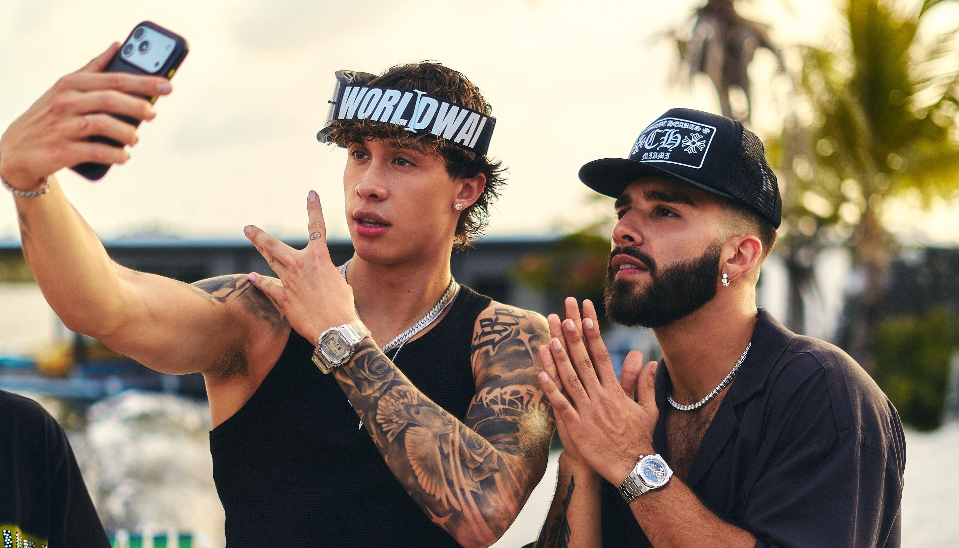 El cantante colombiano Manuel Turizo junto al chileno Martin White.