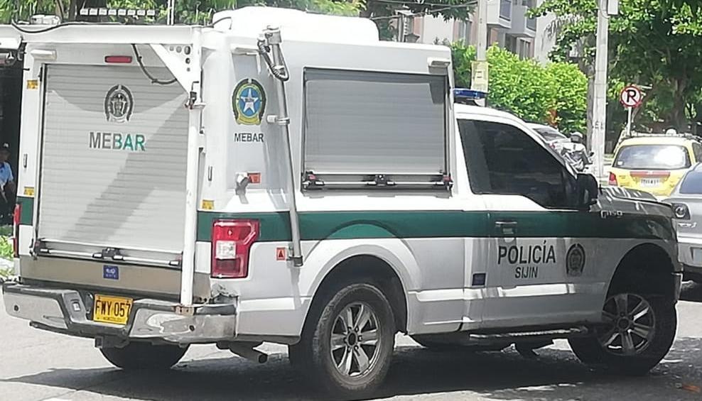 La Sijin de la Policía llevando un cuerpo a Medicina Legal. 