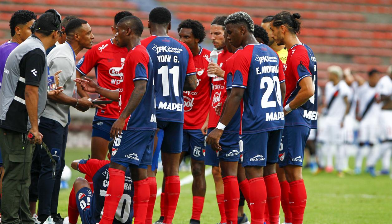Luis Amaranto Perea con los jugadores del DIM.